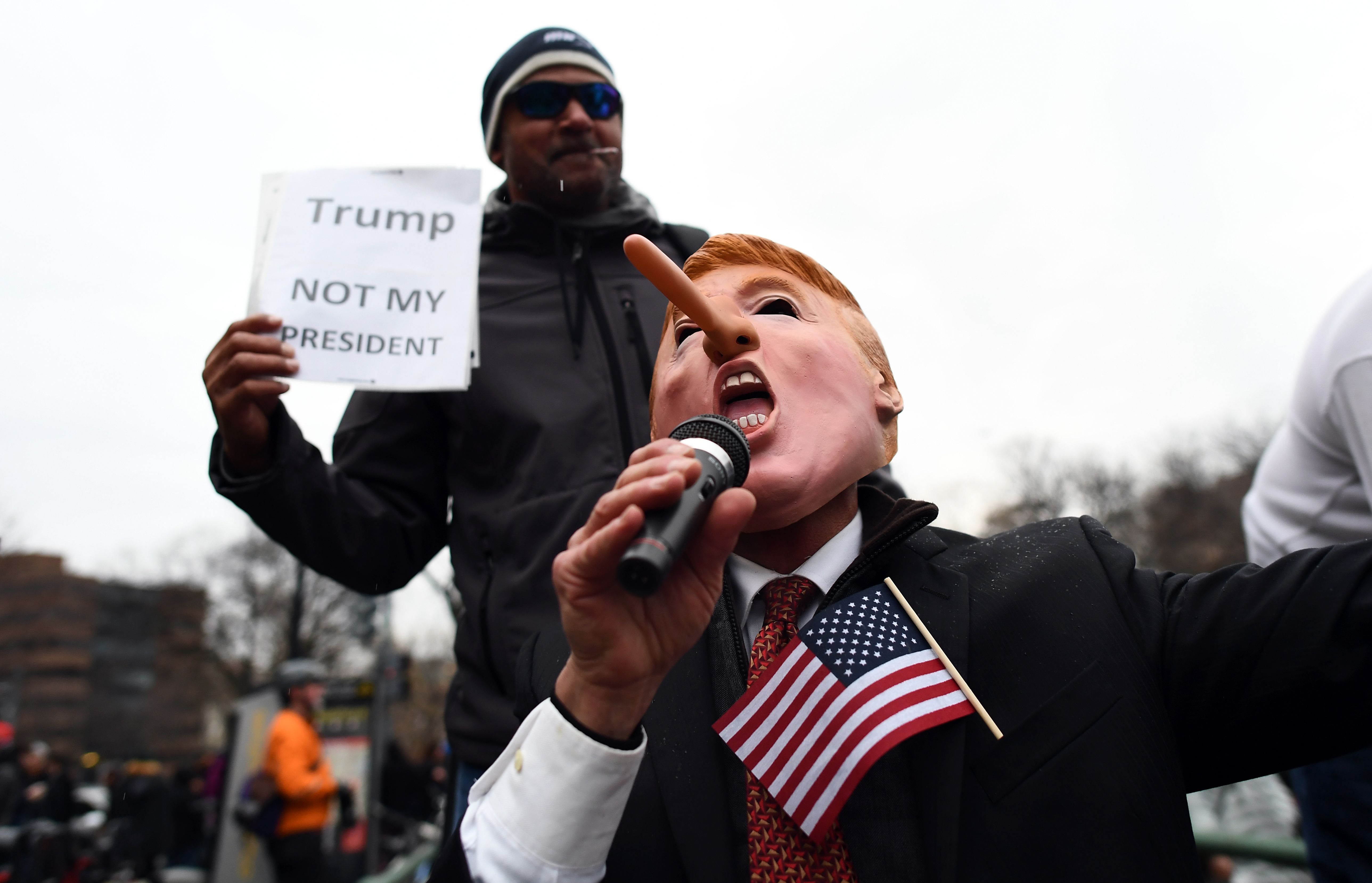 وجوه ساخرة من دونالد ترامب فى مظاهرات احتجاجية على تنصيبه رئيسًا لأمريكا