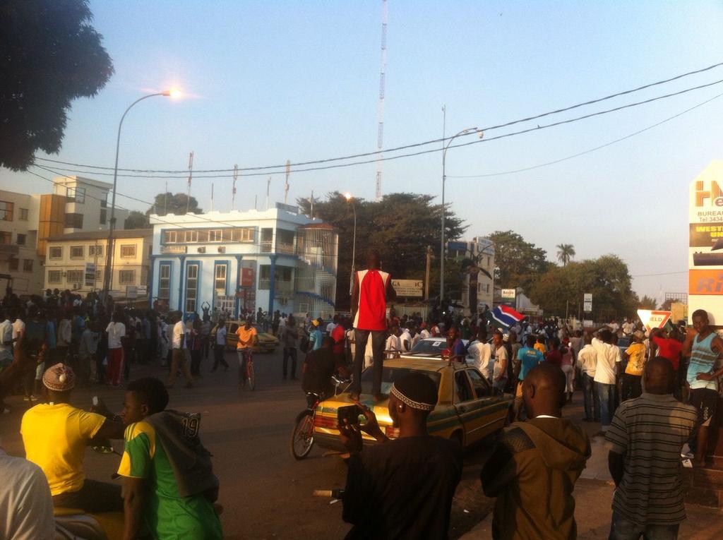 مواطنون جامبيون يحتفلون بالشوارع بعد تنصيب أداما بارو