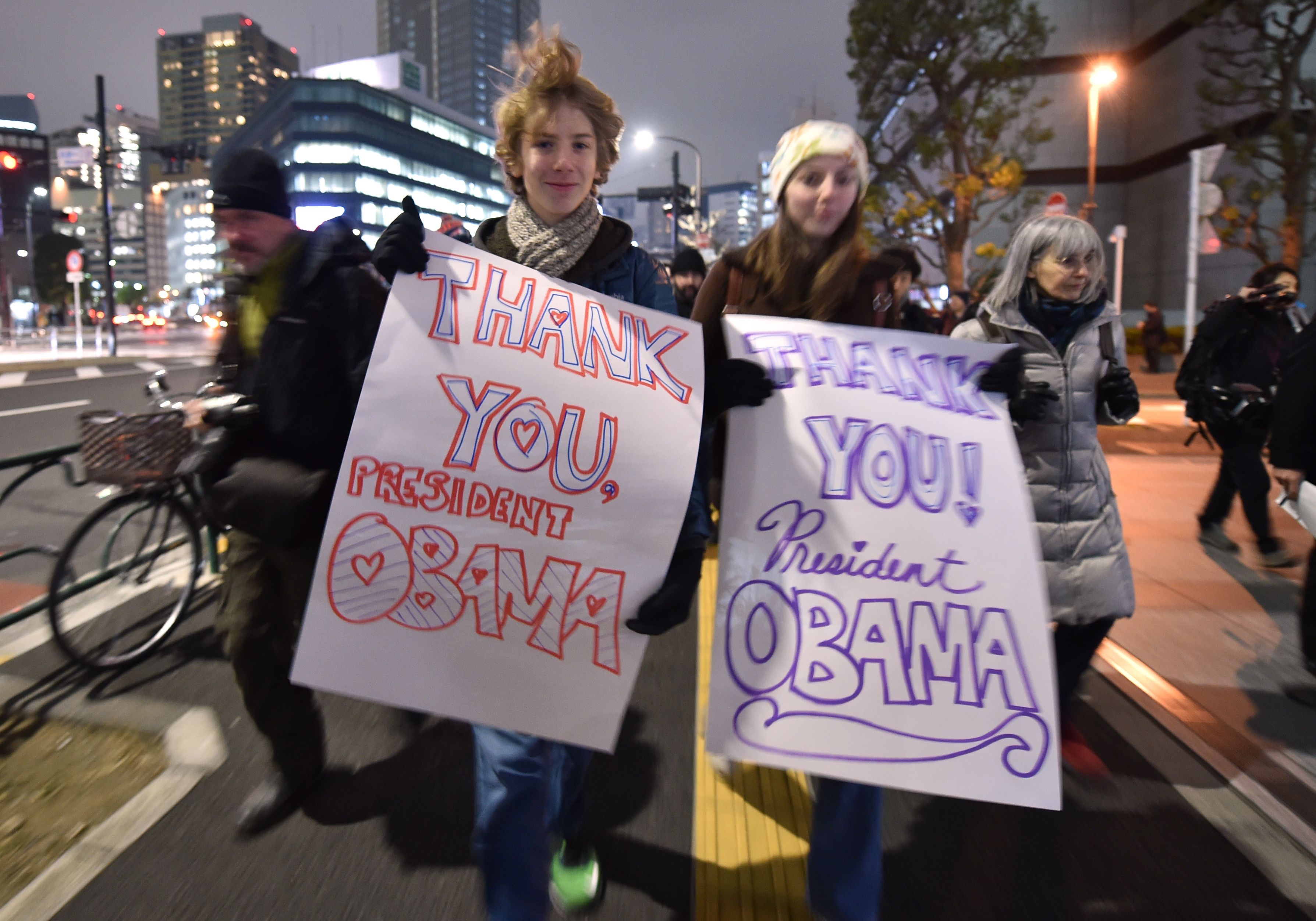 فتيات يشكرن باراك أوباما من خلال لافتات فى مسيرة بطوكيو