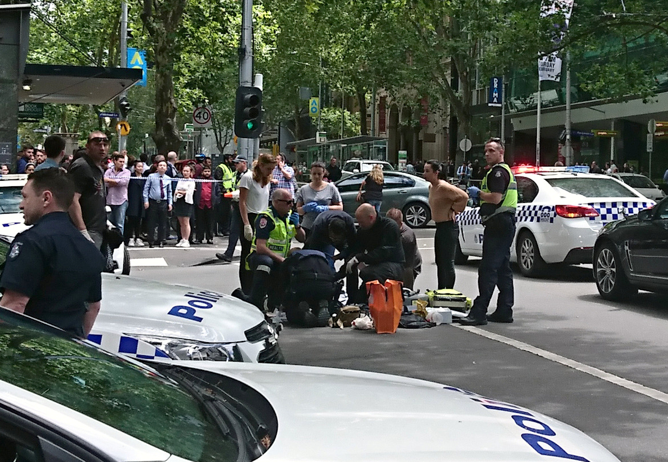 حادث اصطدام سيارة بعدد من الاشخاص فى استراليا