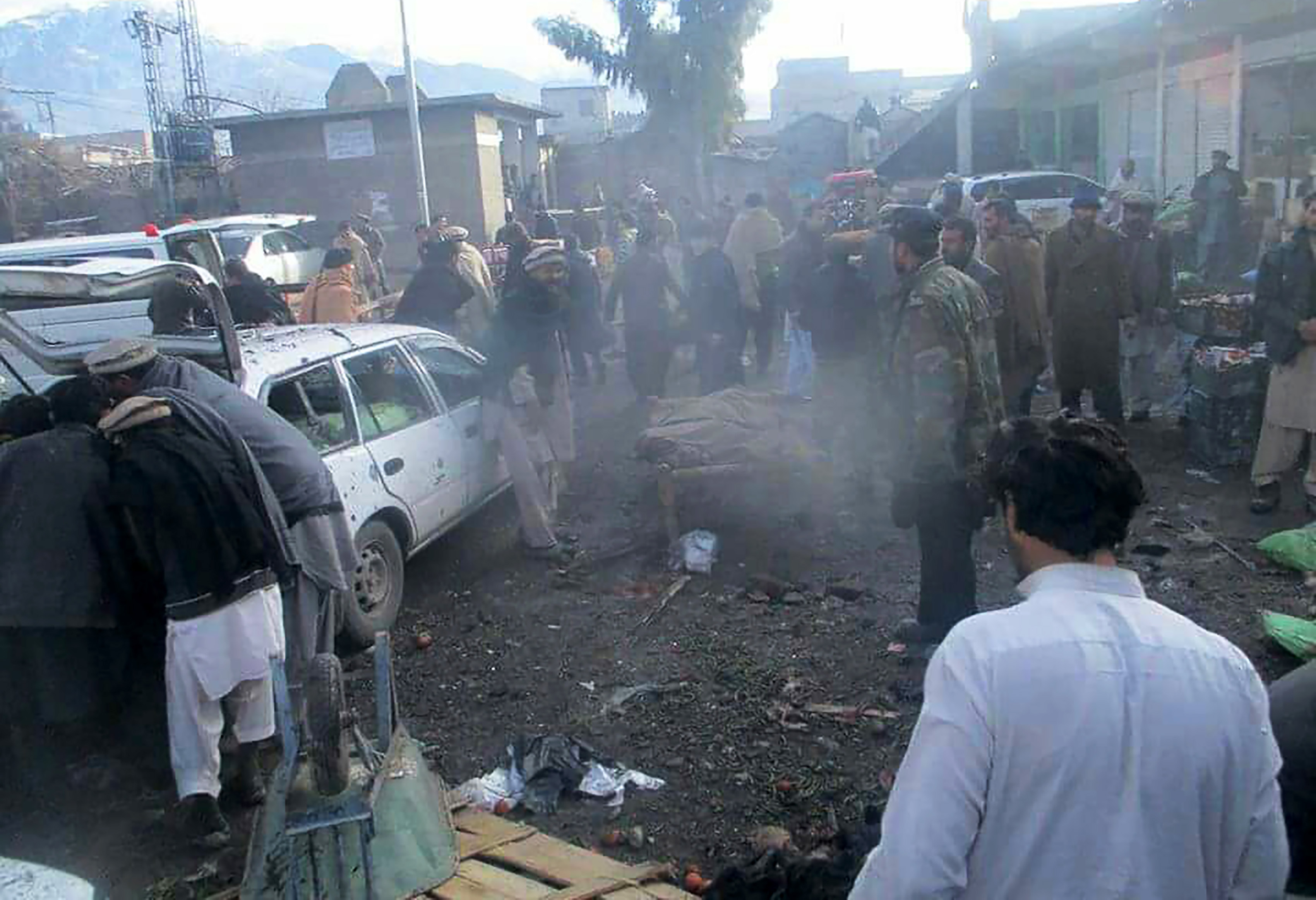 عناصر من الشرطة الباكستانية تتفقد موقع انفجار داخل سوق للخضروات - أ ف ب  (2)