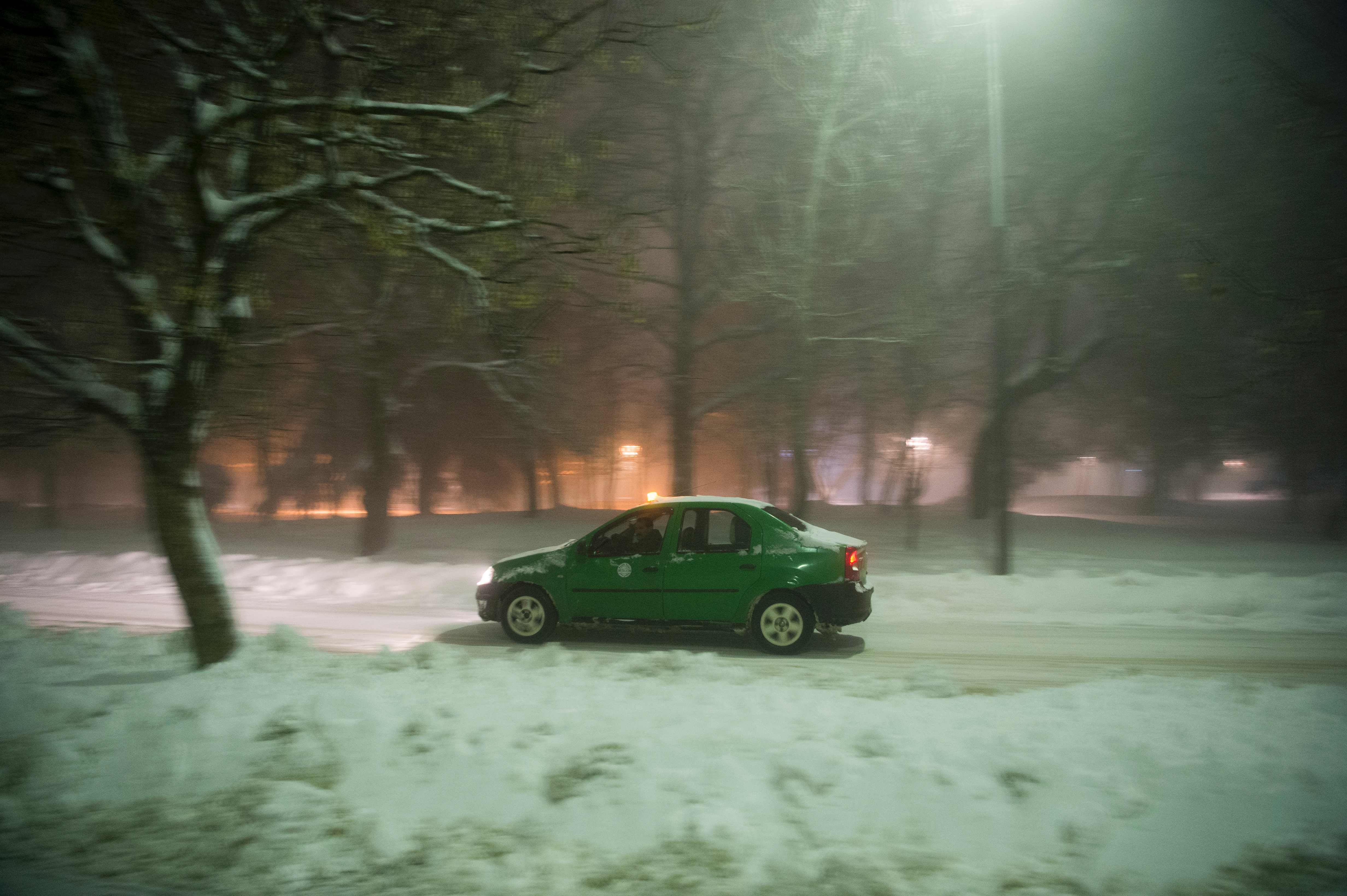 سيارة تسير على الثلوج