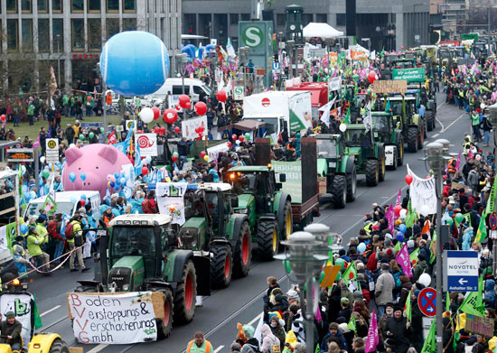 مسيرة-بالجرارات-الزراعية-احتجاجا-على-استخدام-الهندسة-الوراثية-فى-الزراعة-بألمانيا