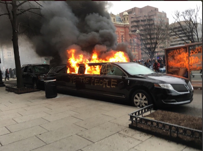 متظاهرين فى امريكا يحرقون سيارة ويكتبون عليها أحنا الشعب