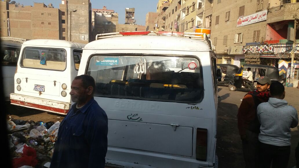 سيارة ميكروباص بدون لوحات معدنية بموقف وراق العرب