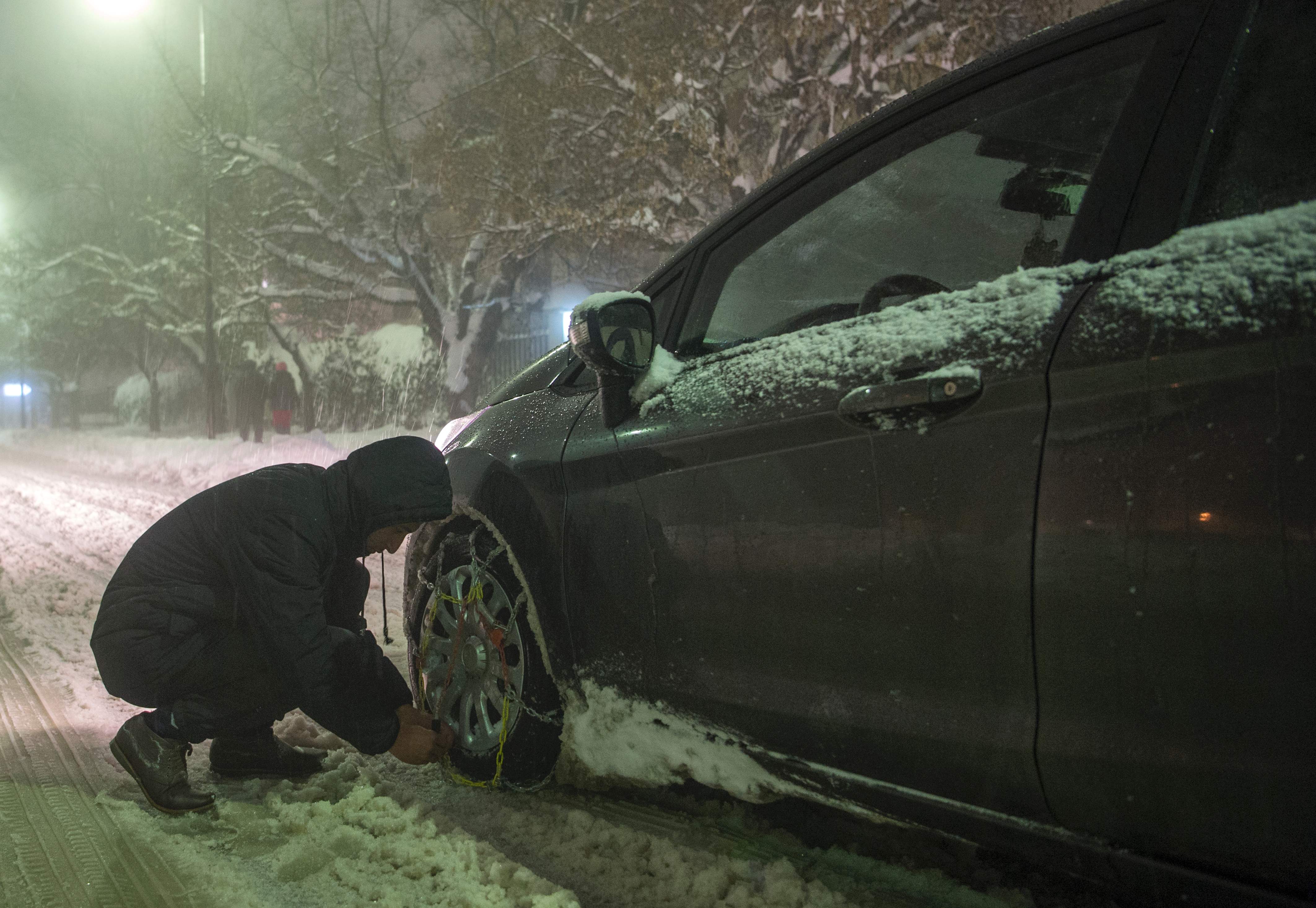 مواطن مغربى يعزز كاوتش سياراته بالجنازير ليتمكن من السير على الثلوج