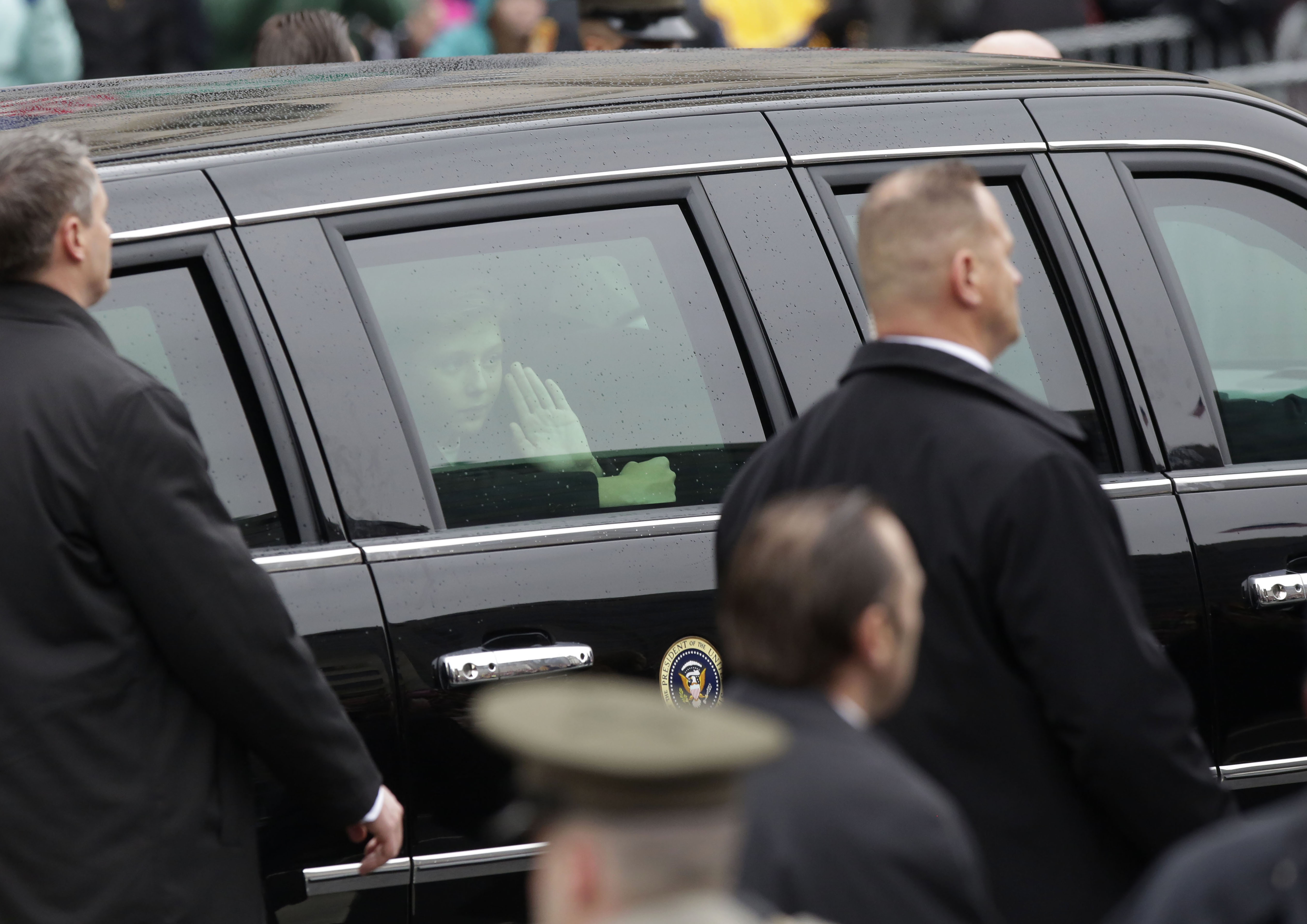 بارون ترامب يطل على الجماهير من خلف نافذة السيارة