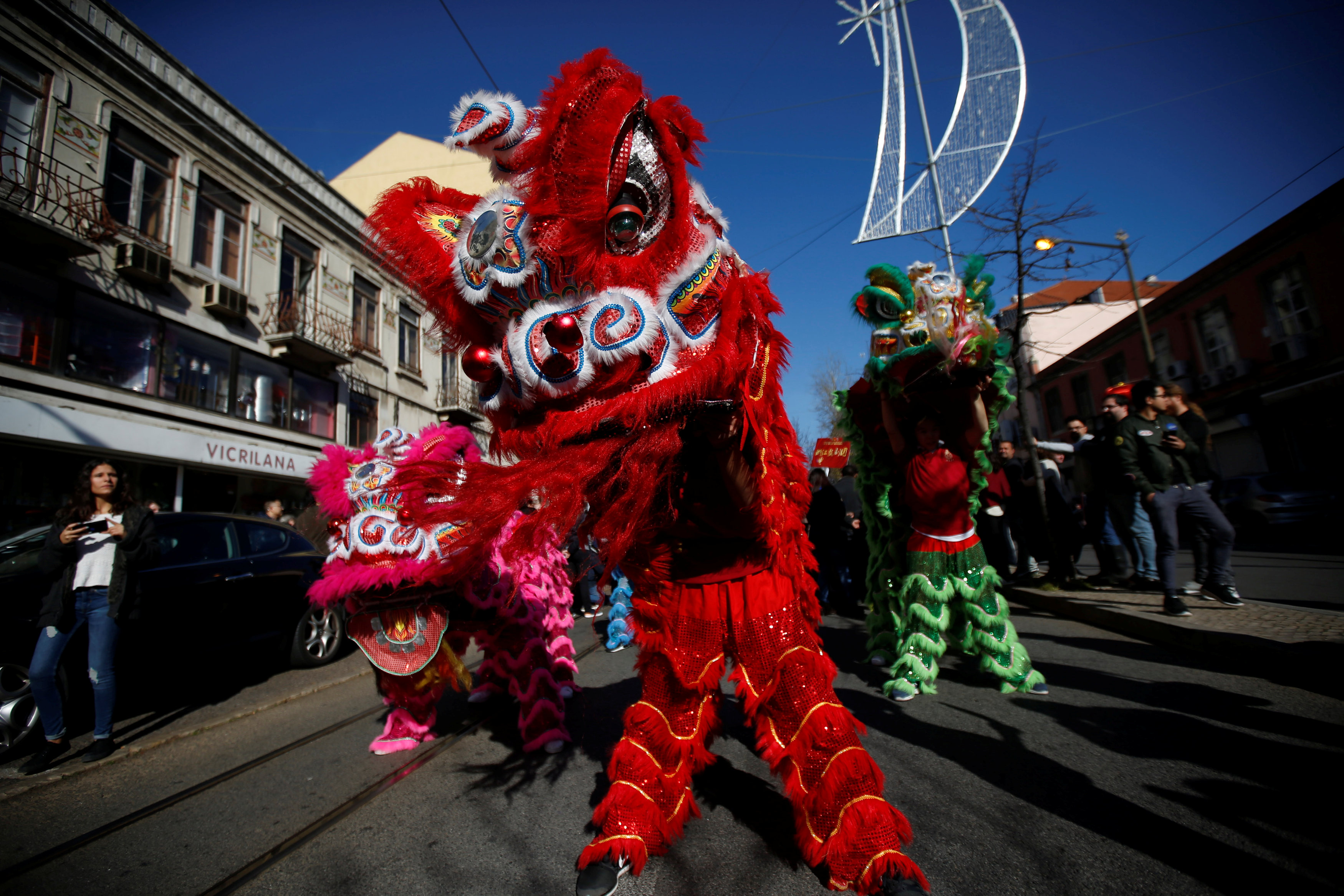 رجال يرتدون زى تنكرى فى احتفالات السنة الصينية الجديدة بالبرتغال