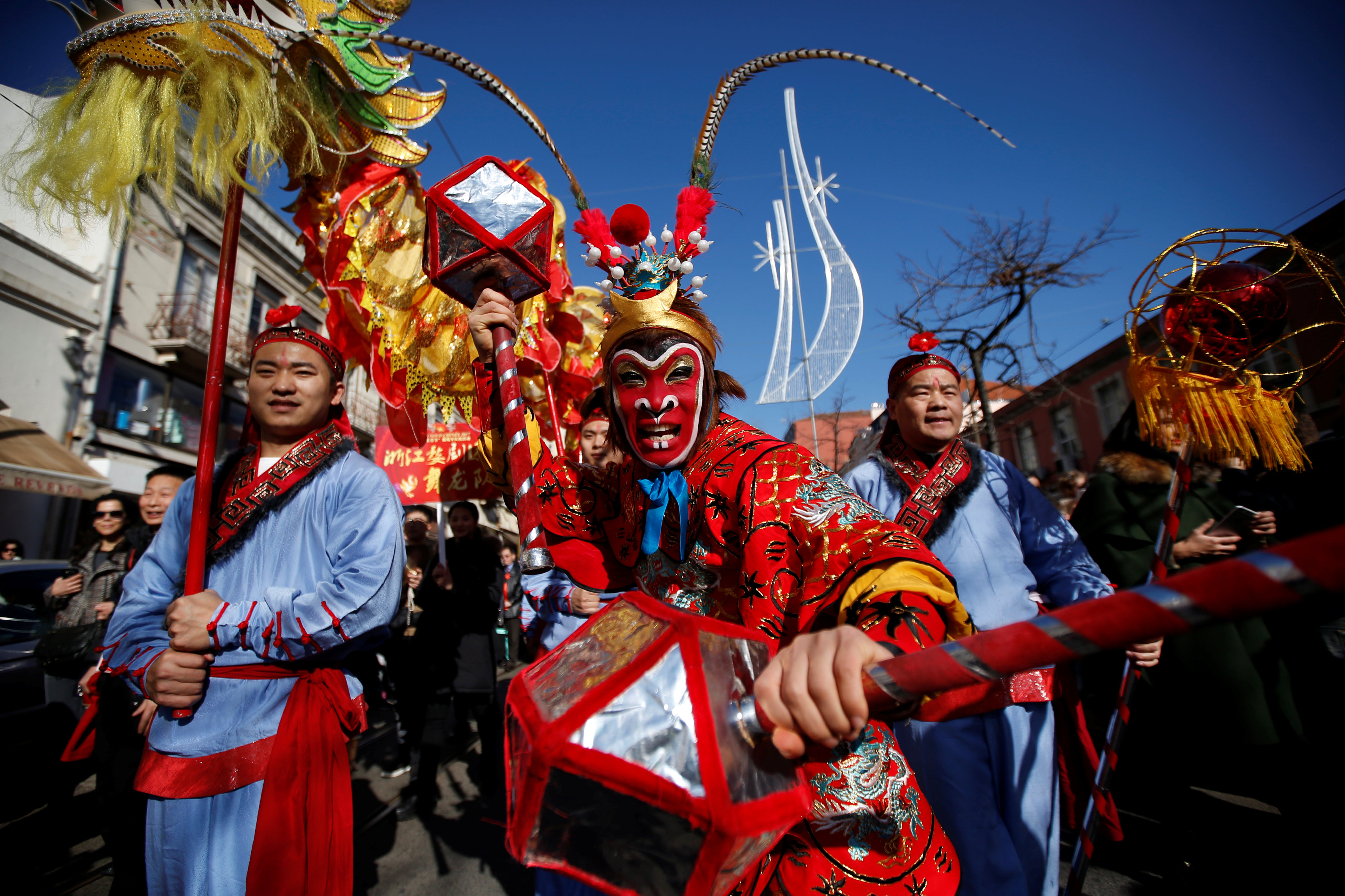 رقصات فى شوارع مدينة لشبونة البرتغالية احتفالًا بالسنة الصينية الجديدة