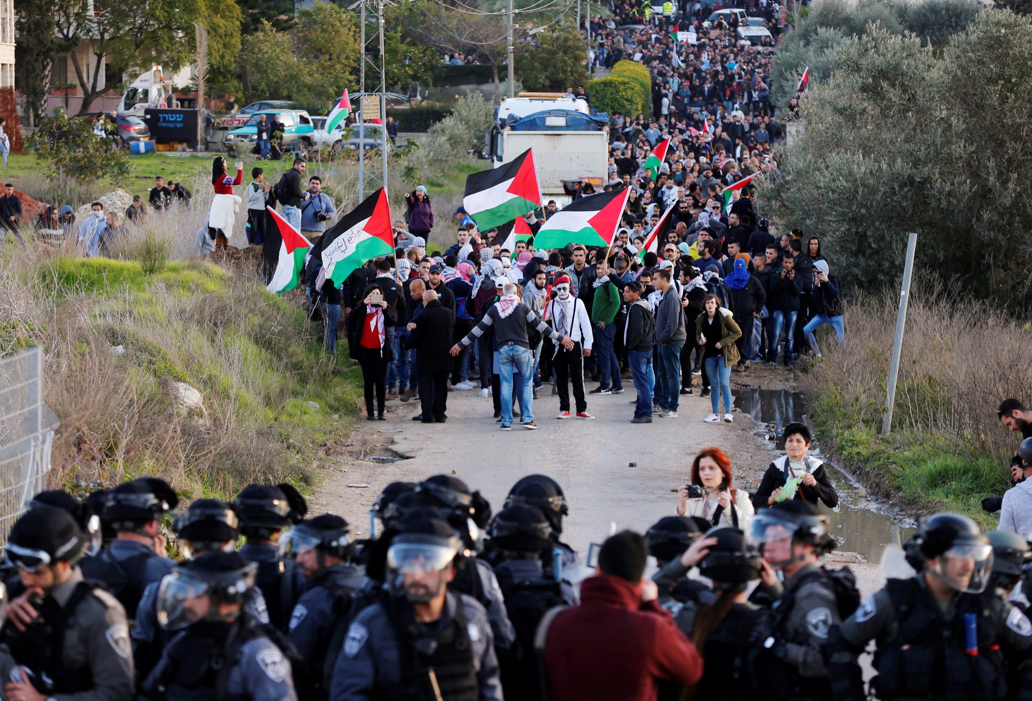متظاهرين من عرب اسرائيل فى مواجهة  الشرطة الاسرائيلية خلال مظاهرة  شمال عرعرة