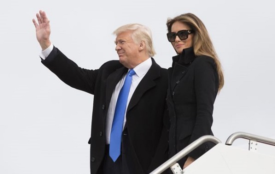 ترامب وزوجته أثناء نزولهما من الطائرة