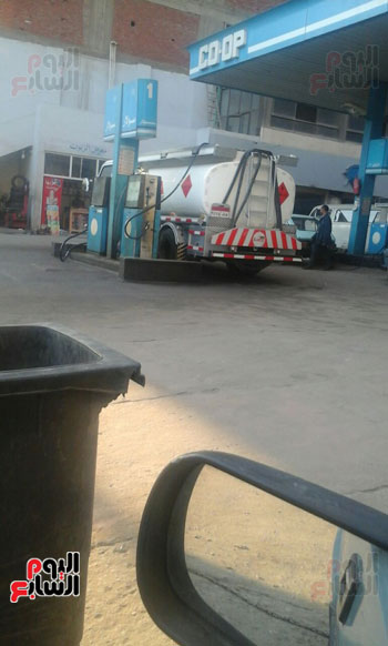 تهريب بنزين مدعم من محطة بشارع فيصل (2)