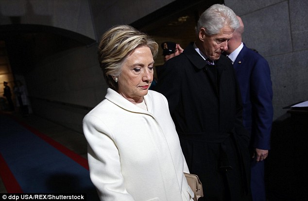 بيل كلينتون وهيلارى قبل خروجهم للجمهور خلال حفل تنصيب ترامب