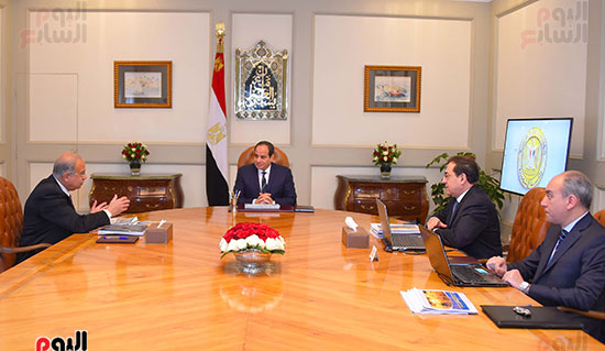 السيسى مع رئيس الوزراء وووزير البترول  (3)
