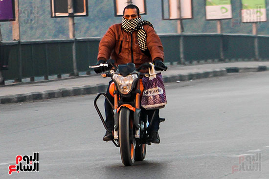 رجل يقود دراجة نارية 