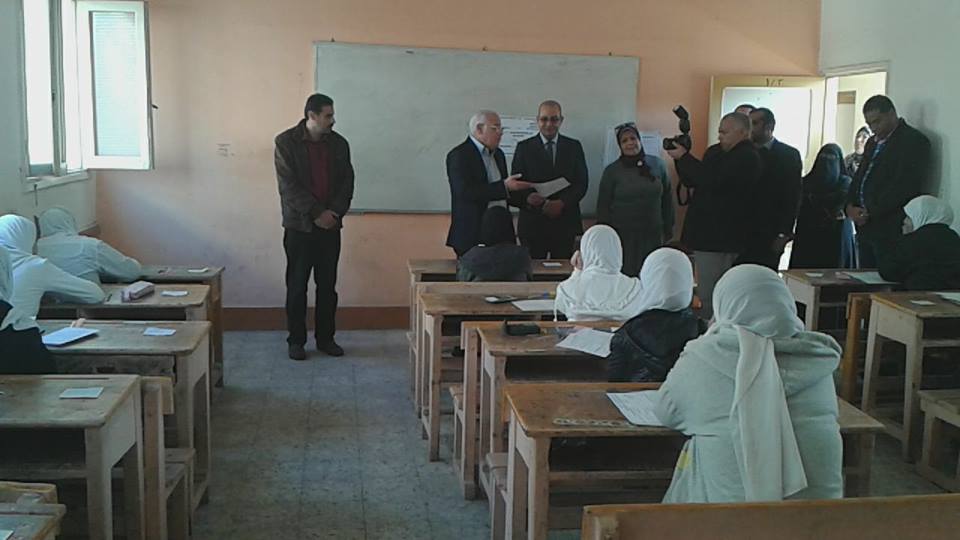 محافظ بورسعيد بلجنة امتحانية