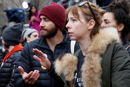 الممثل-جيك-جيلينهال-يستمع-الى-المتحدثين-في-المسيرة-النسائية-في-واشنطن