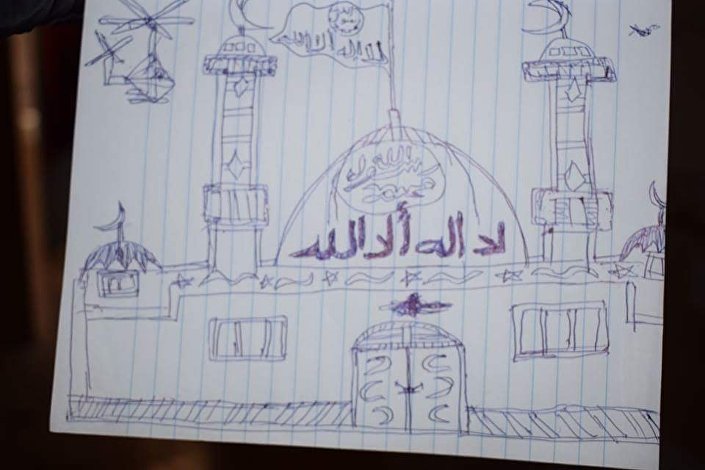 طفل عراقى يرسم مسجد وعليه علم تنظيم داعش وطائرات التحالف الدولى تحلف فى السماء