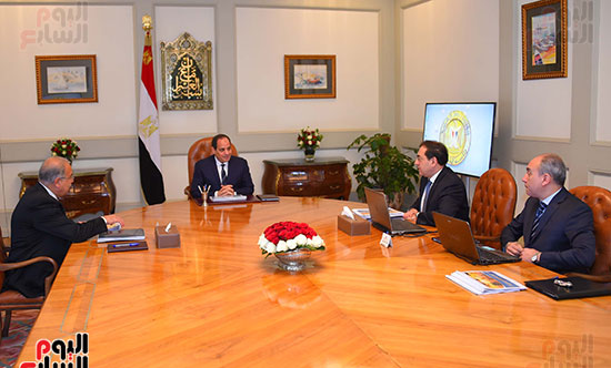 السيسى مع رئيس الوزراء وووزير البترول  (2)
