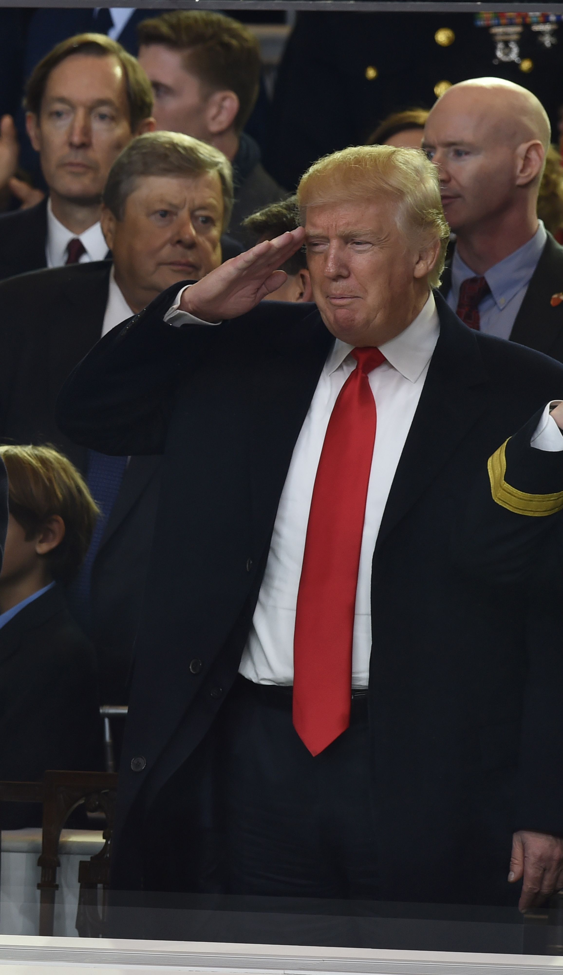ترامب يؤدى التحية العسكرية فى البيت الأبيض