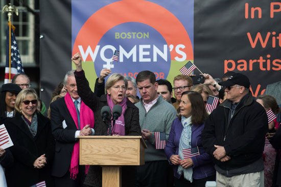 عضو-مجلس-الشيوخ-إليزابيث-وارن-يتحدث-في-المسيرة-النسائية-في-بوسطن-لأمريكا