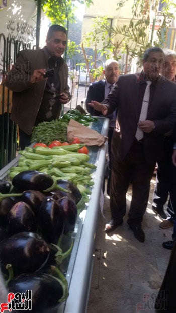 أعضاء مبادرة مش هنغلب معاكم أمام منفذ بيع الخضروات