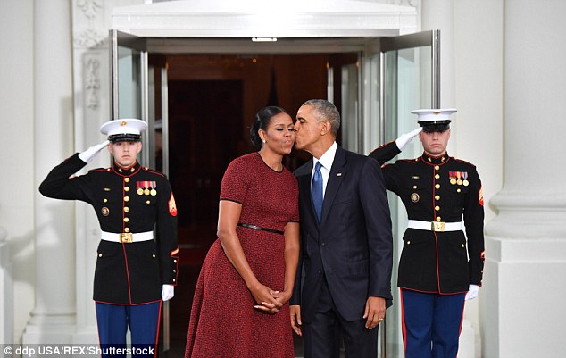 أوباما يقبل زوجته خارج البيت الأبيض