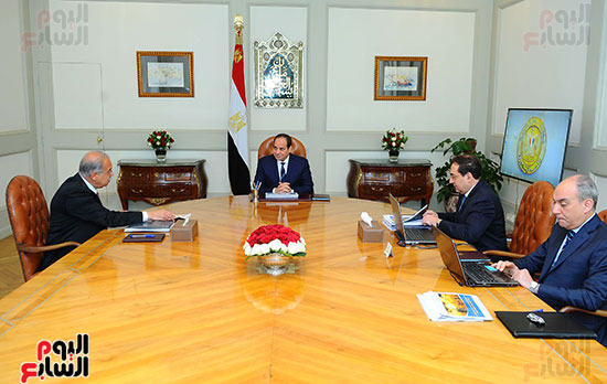 السيسى مع رئيس الوزراء وووزير البترول  (1)