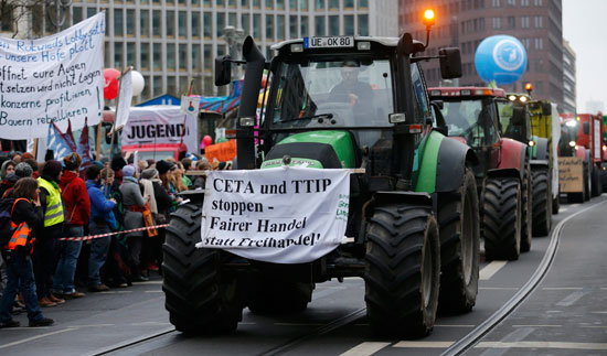 مزارعون-ألمان-ينظمون-مسيرة-بالجراءات-الزراعية
