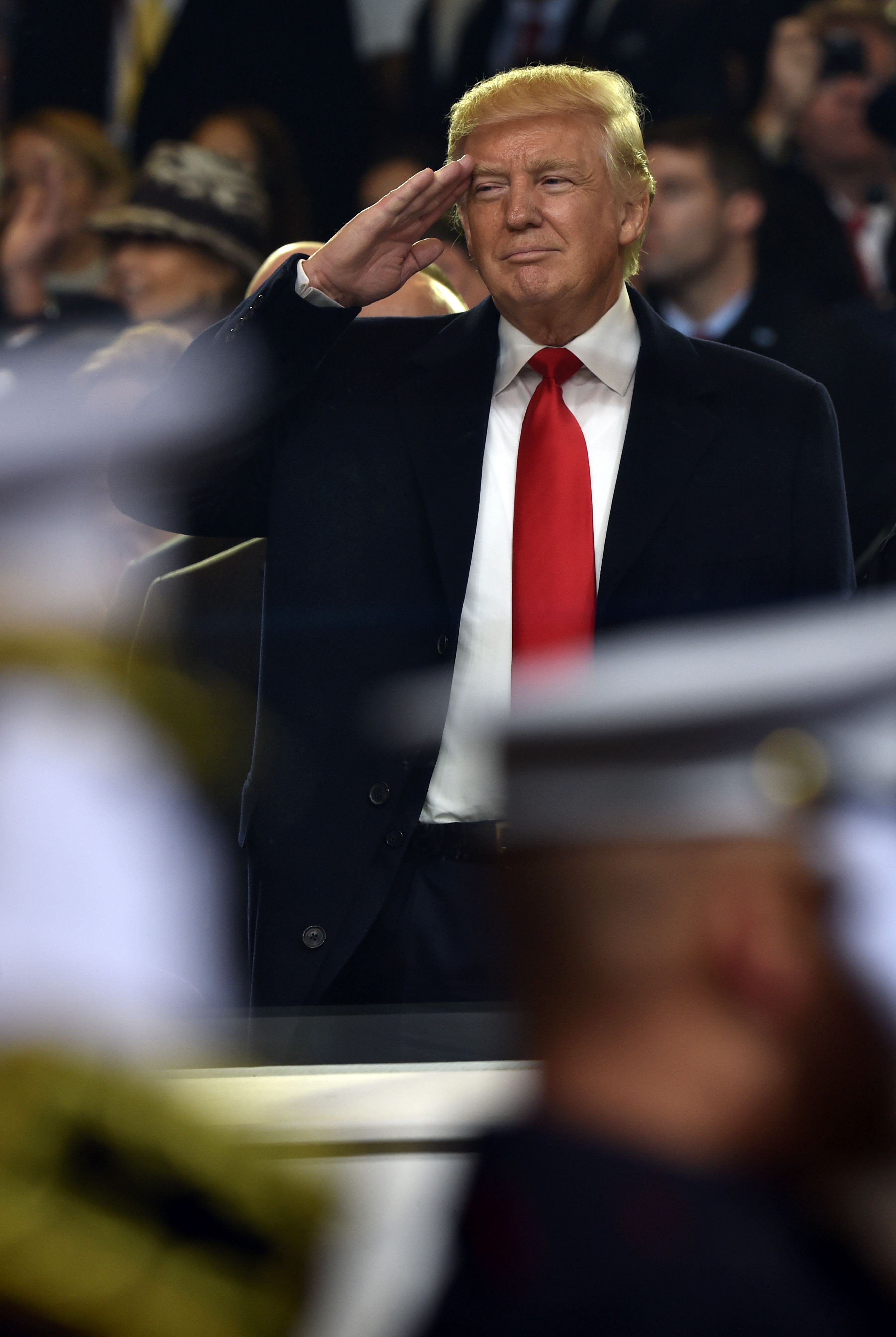 دونالد ترامب يؤدى التحية العسكرية  فى البيت الأبيض