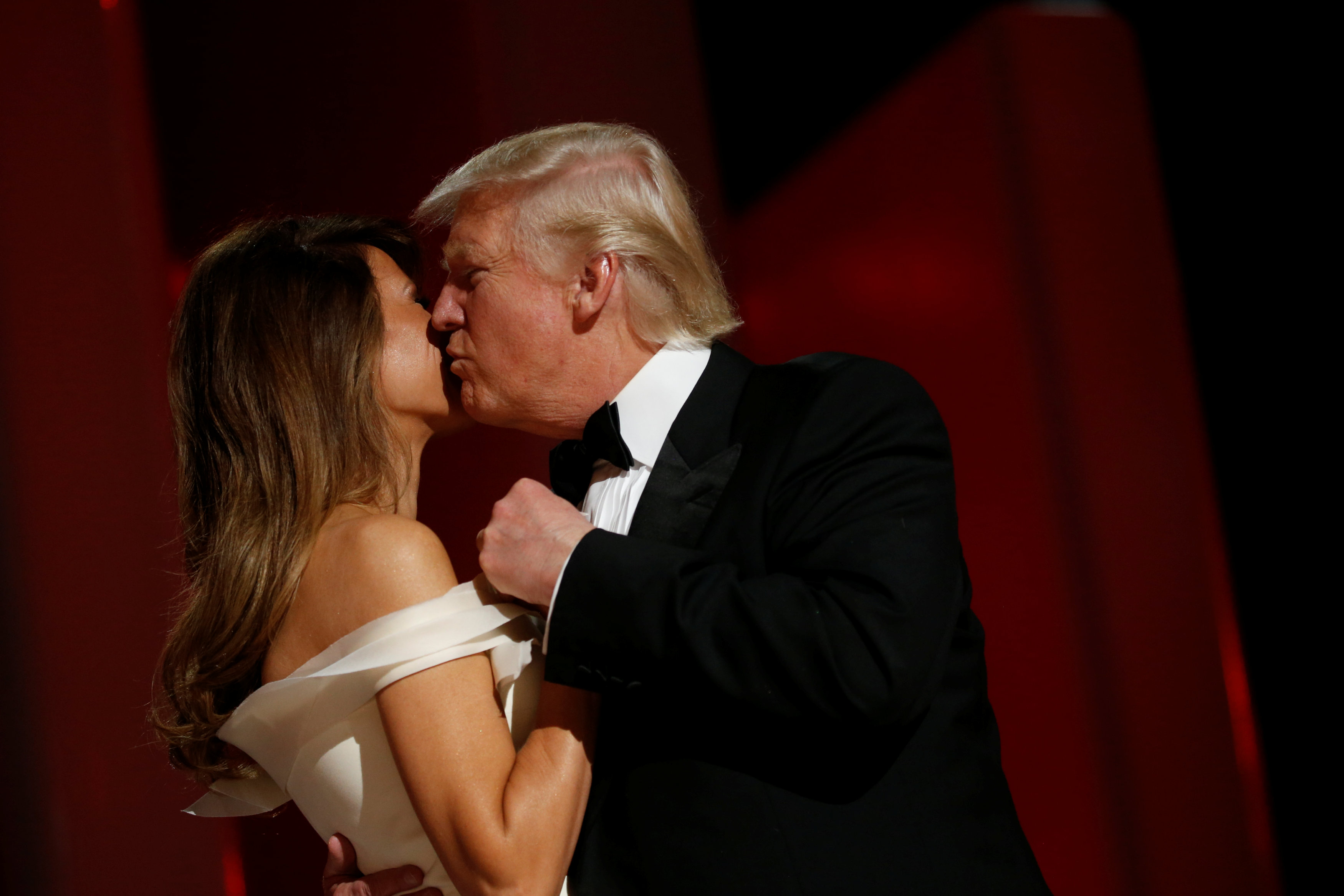 ترامب يقبل زوجته