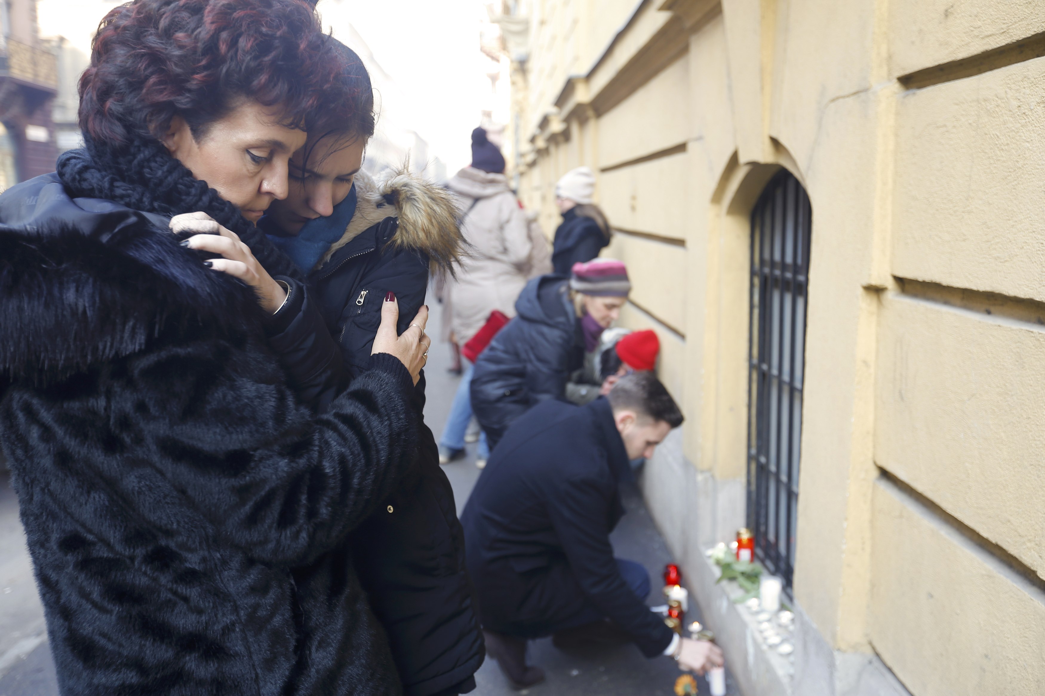 أسر ضحايا الطلاب فى حريق حافلة المدرسة المجرية فى شمال ايطاليا