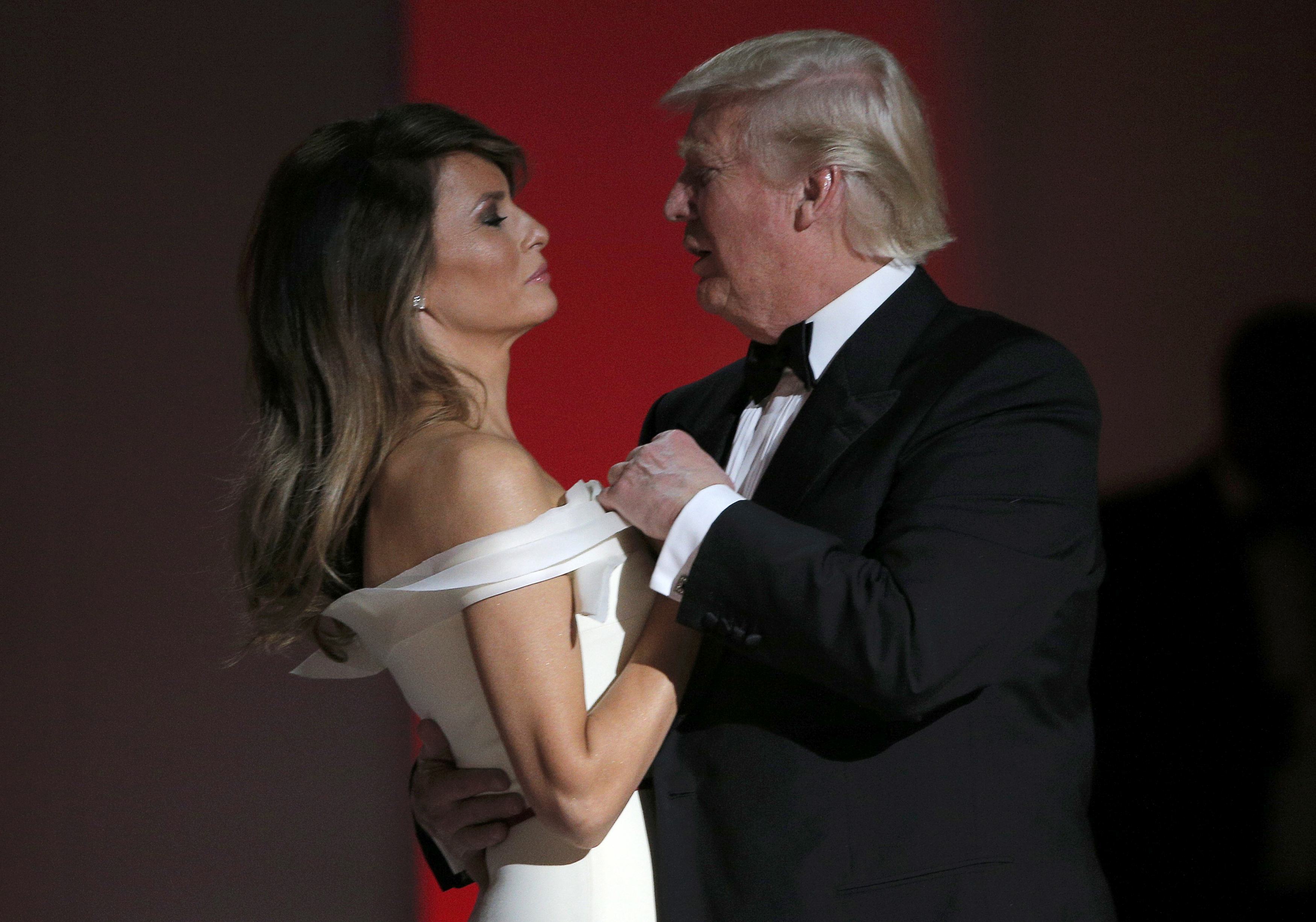 ترامب يأخذ زوجته فى حضنه