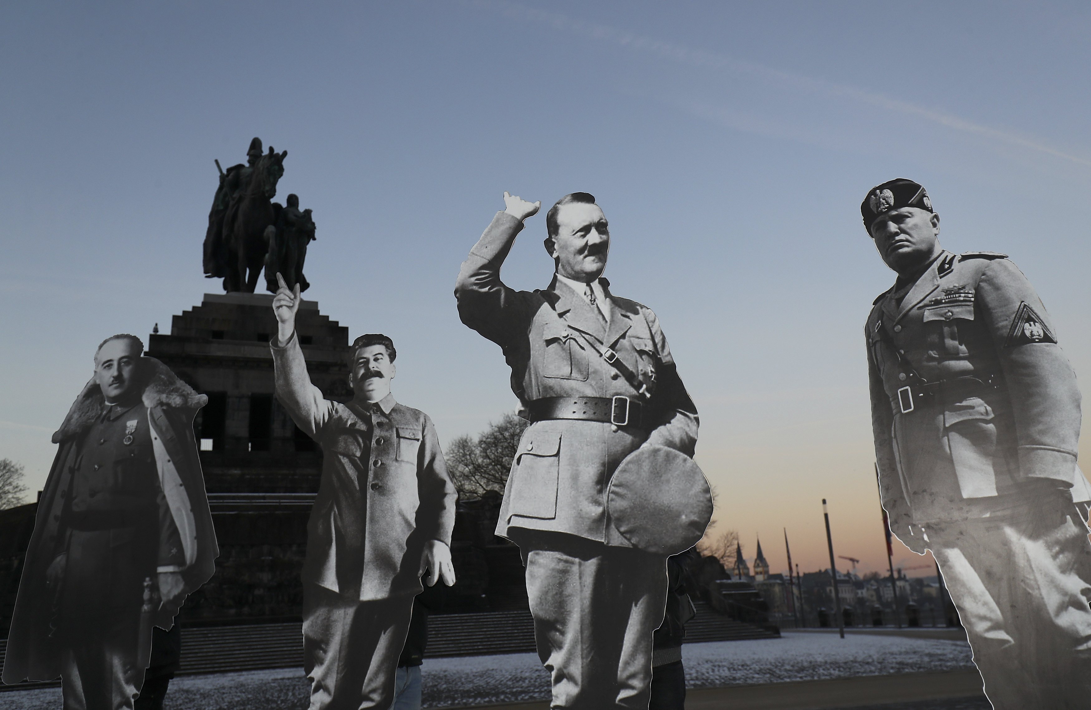 مجسمات كرتونية بالحجم الطبيعى لأدولف هتلر وجوزيف ستالين يشيران بيديهما