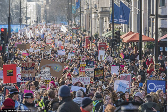  متظاهرة ضد ترامب فى الشوارع البريطانية  (3)