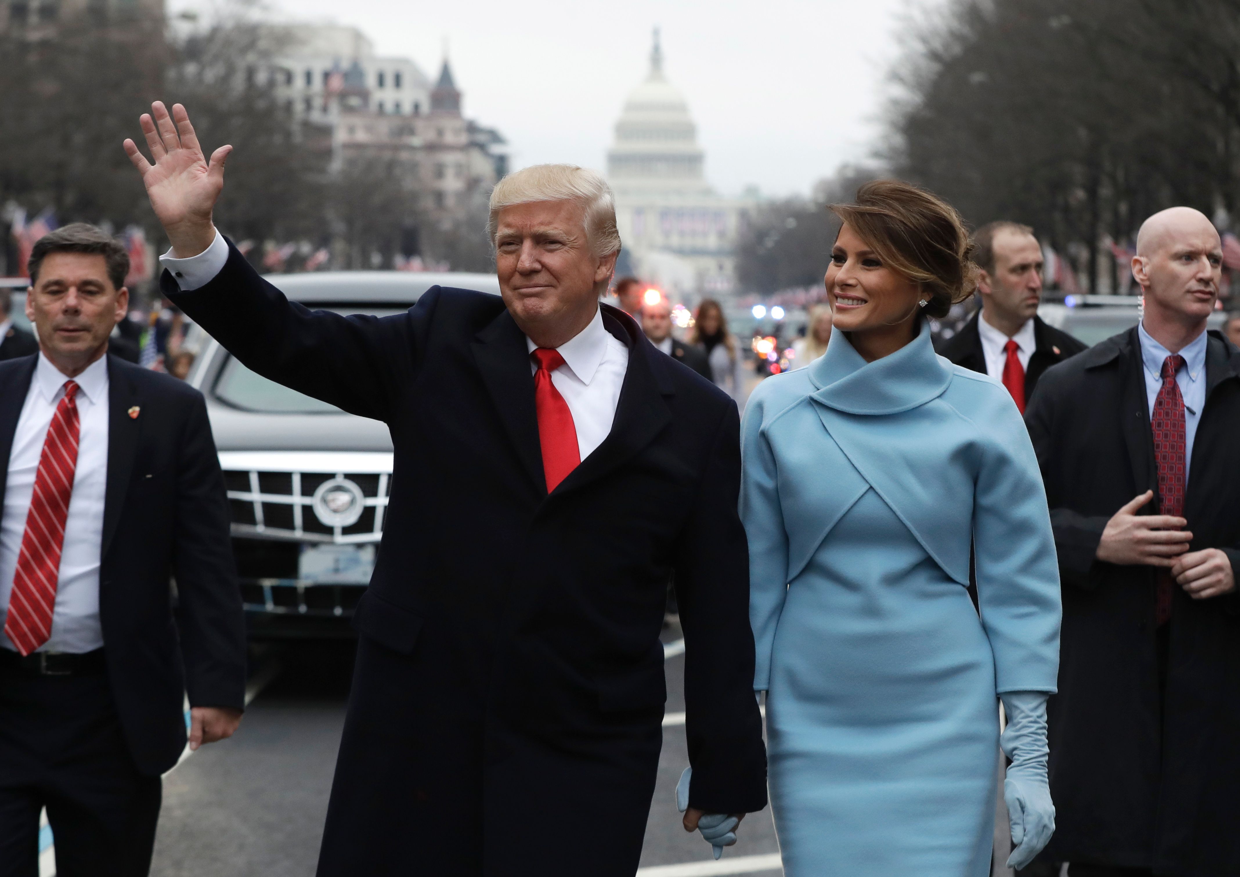 ترامب وميلانيا بعد وصولهما ساحة البيت الأبيض