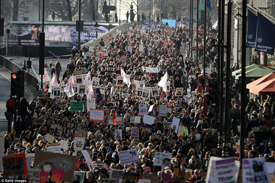  متظاهرة ضد ترامب فى الشوارع البريطانية  (4)