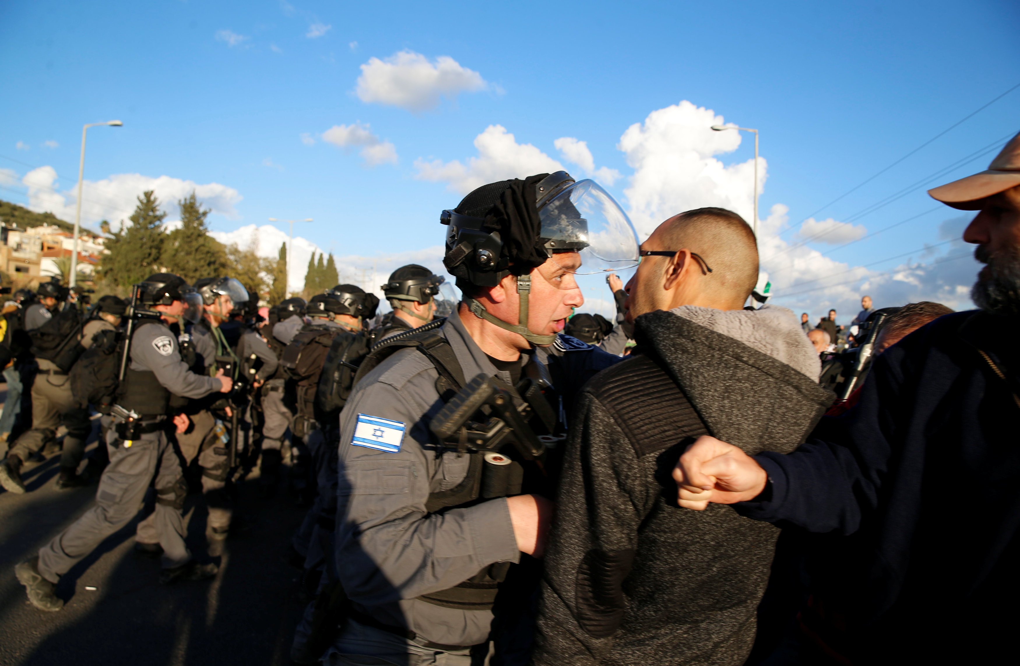 متظاهرين من عرب اسرائيل يشتبكون مع الشرطة الاسرائيلية خلال مظاهرة في قرية  شمال عرعرة