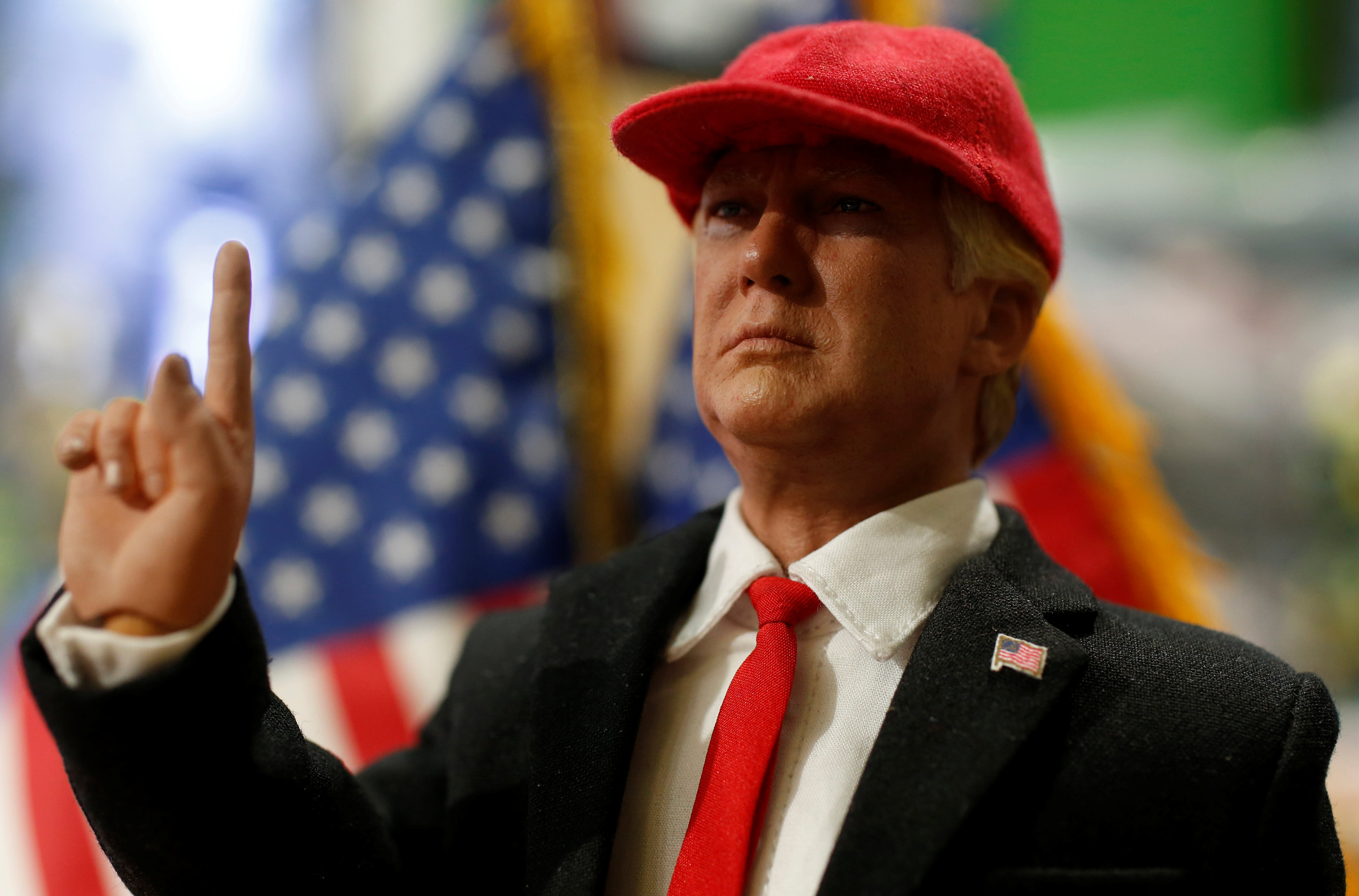 تمثال للرئيس الأمريكى دونالد ترامب يرتدى قبعة حملته لنجعل أمريكا عظيمة