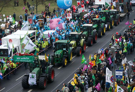 مسيرة-احتجاجية-على-استخدام-الهندسة-الوراثية-فى-الزراعة-بألمانيا
