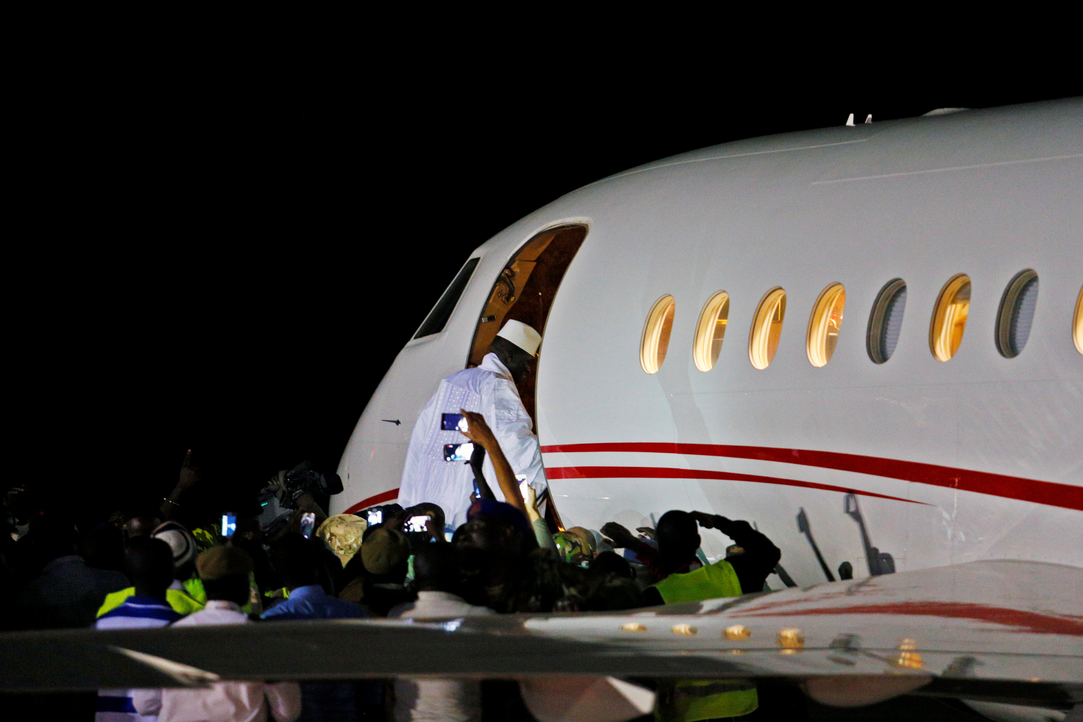 ركوب يحيى جامع رئيس جامبيا المنتهية ولايته للطائرة للسفر