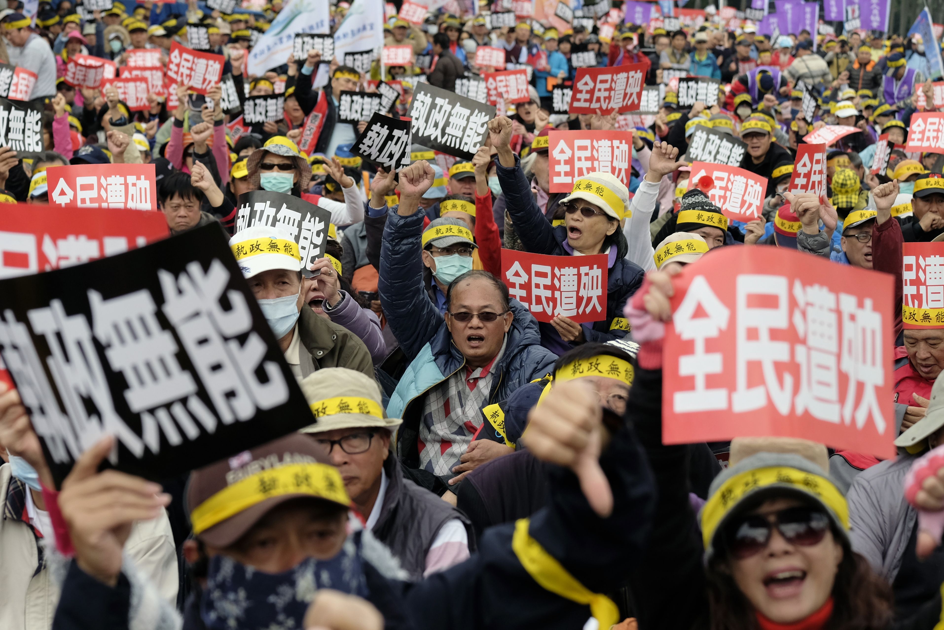 متقاعدون يحتجون ضد خطط حكومة تايوان فى إجراء اصلاحات على قانون المعاشات (5)