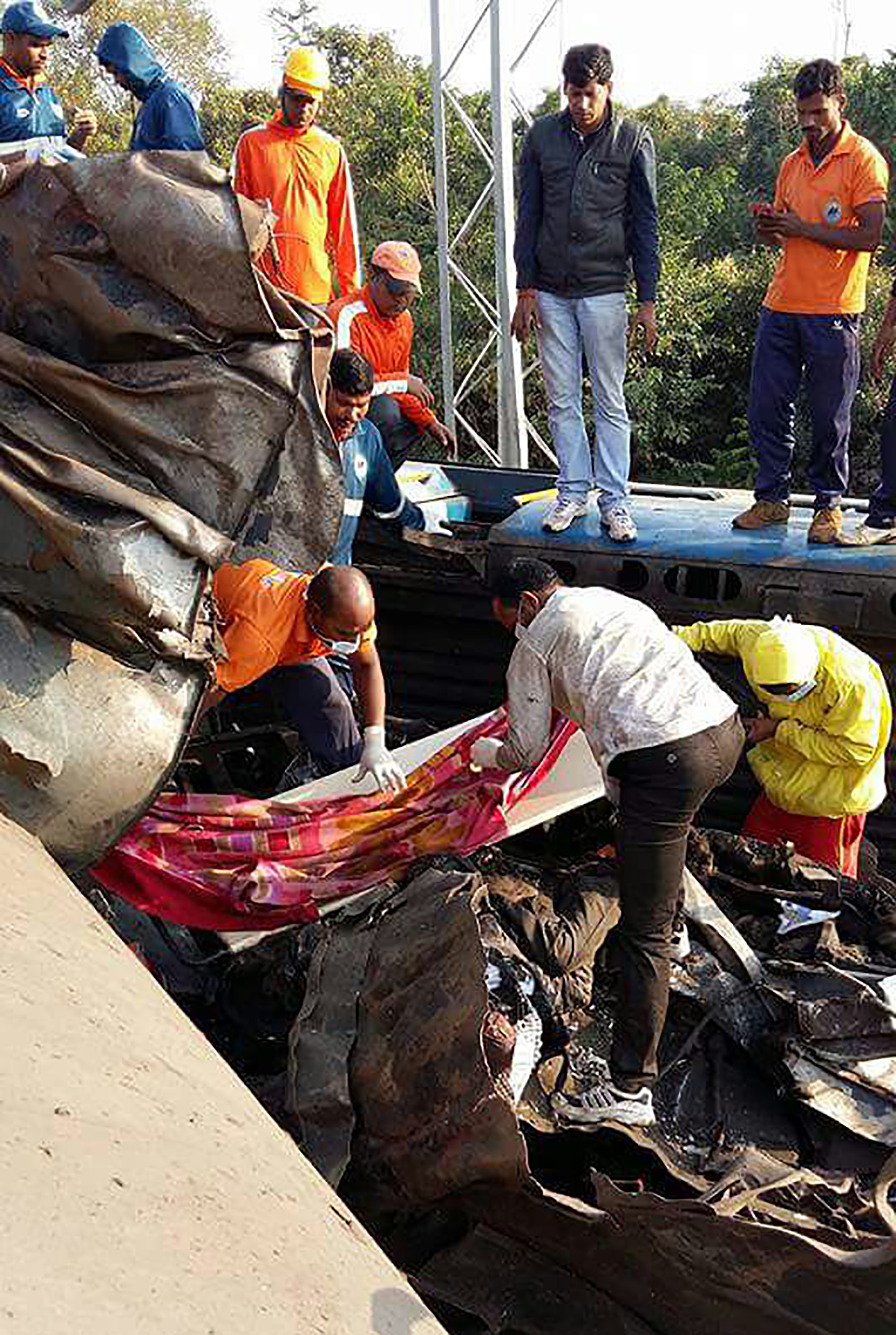 عمال الإنقاذ فى الهند يبحثون عن ضحايا أسفل القطار -- أ ف ب