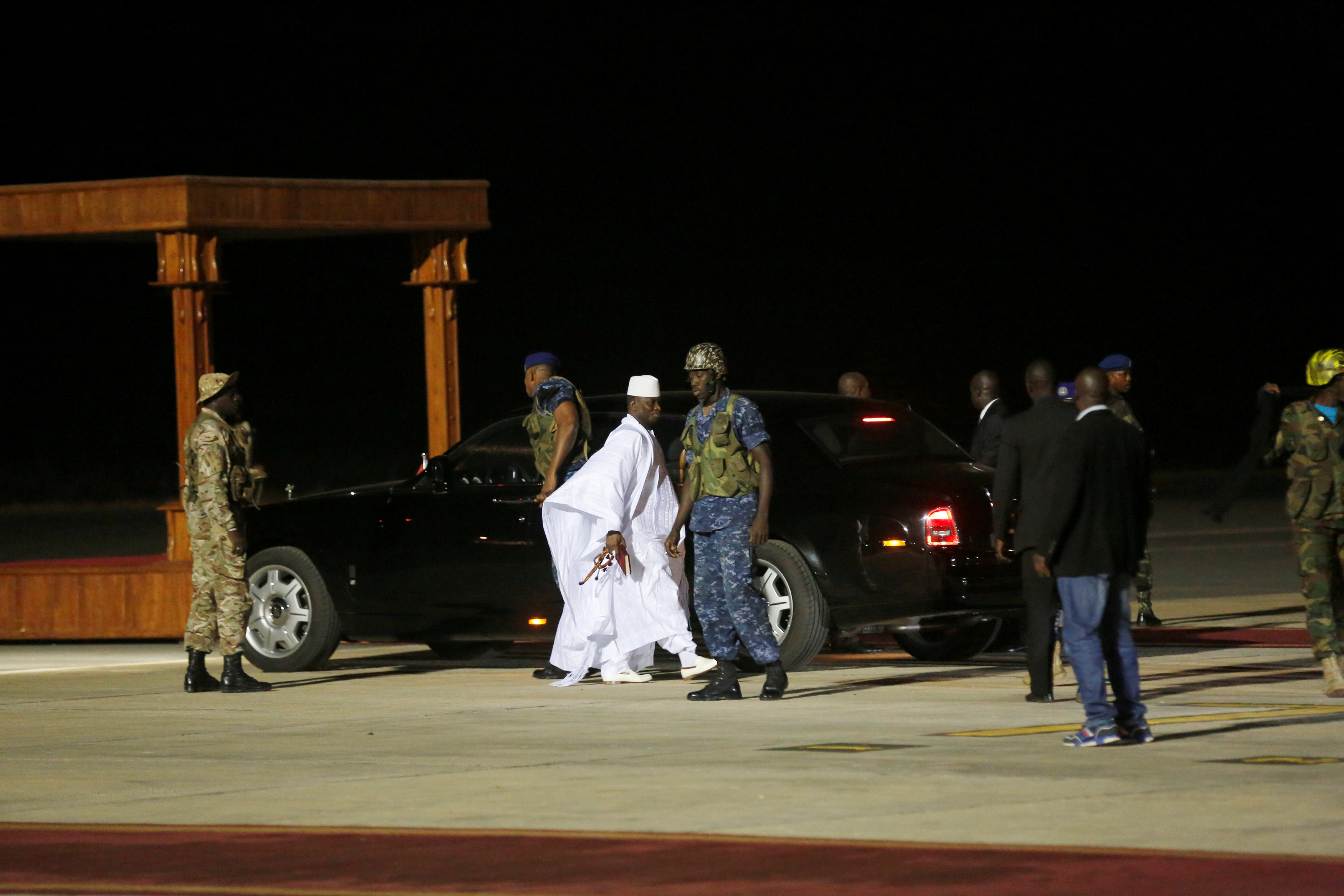 رئيس جامبيا المنتهية ولايته يصل المطار