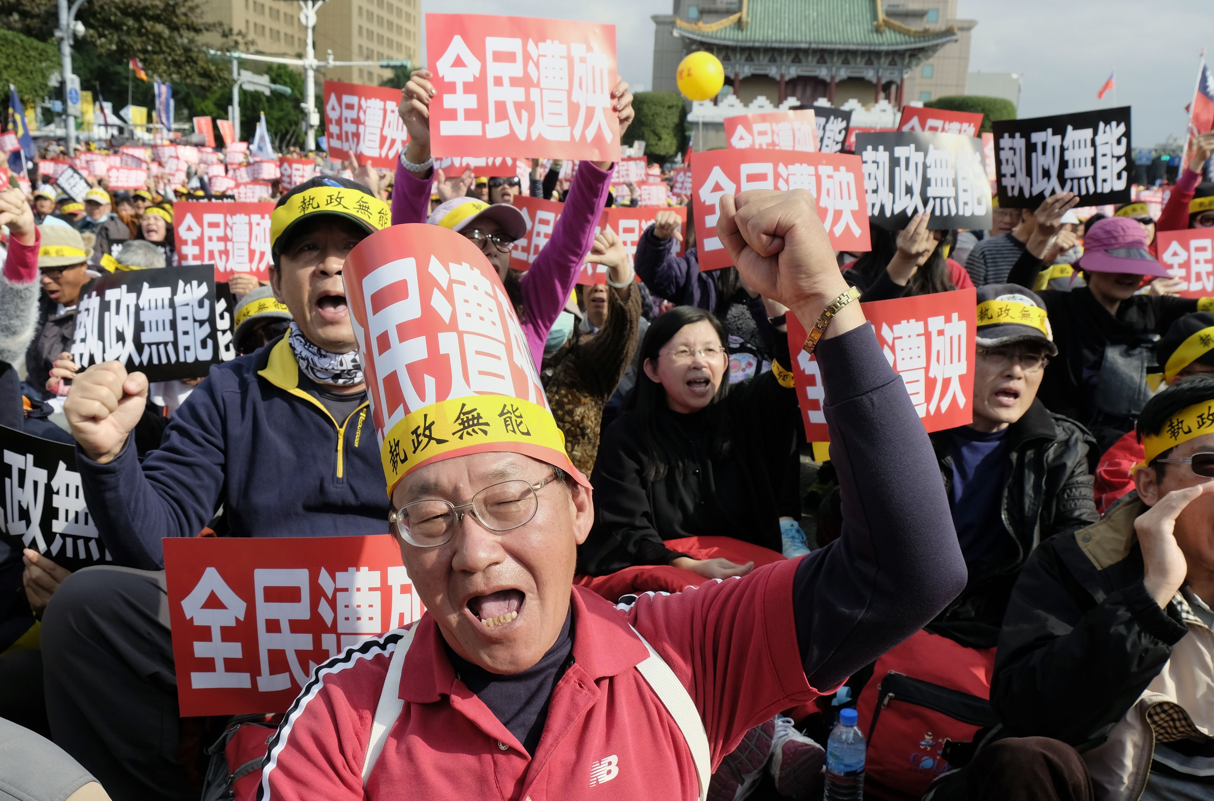 متقاعدون يحتجون ضد خطط حكومة تايوان فى إجراء اصلاحات على قانون المعاشات (1)