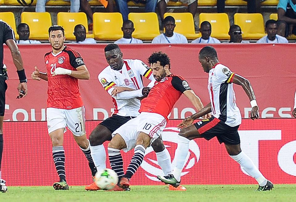 محمد صلاح في صراع مع لاعبي اوغندا
