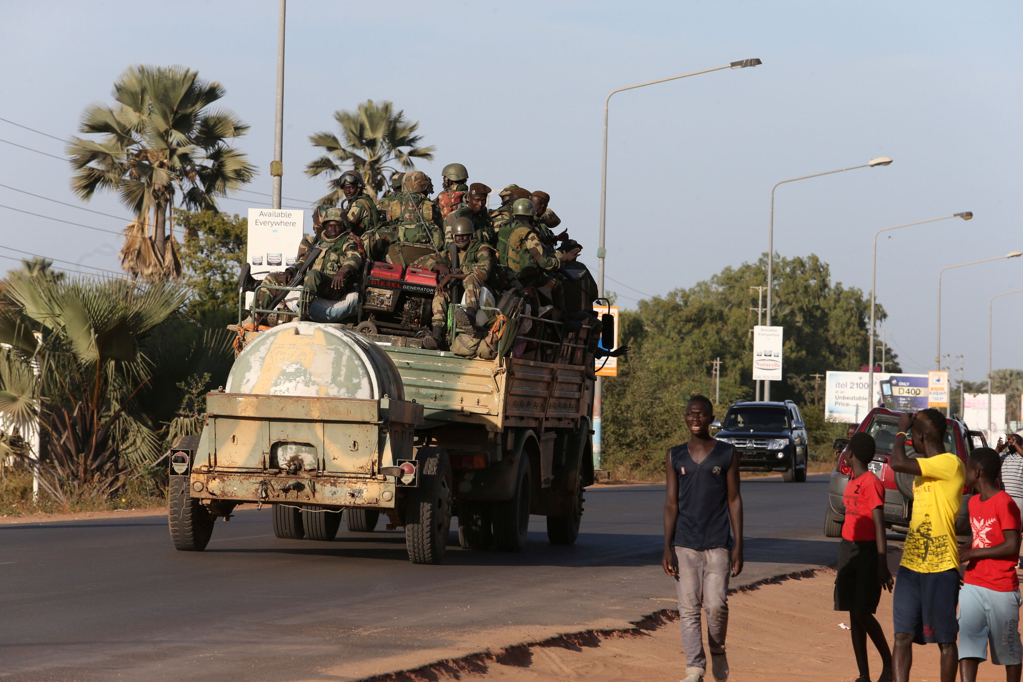 مواطنون جامبيا فى انتظار القوات الإفريقية فى بانجول
