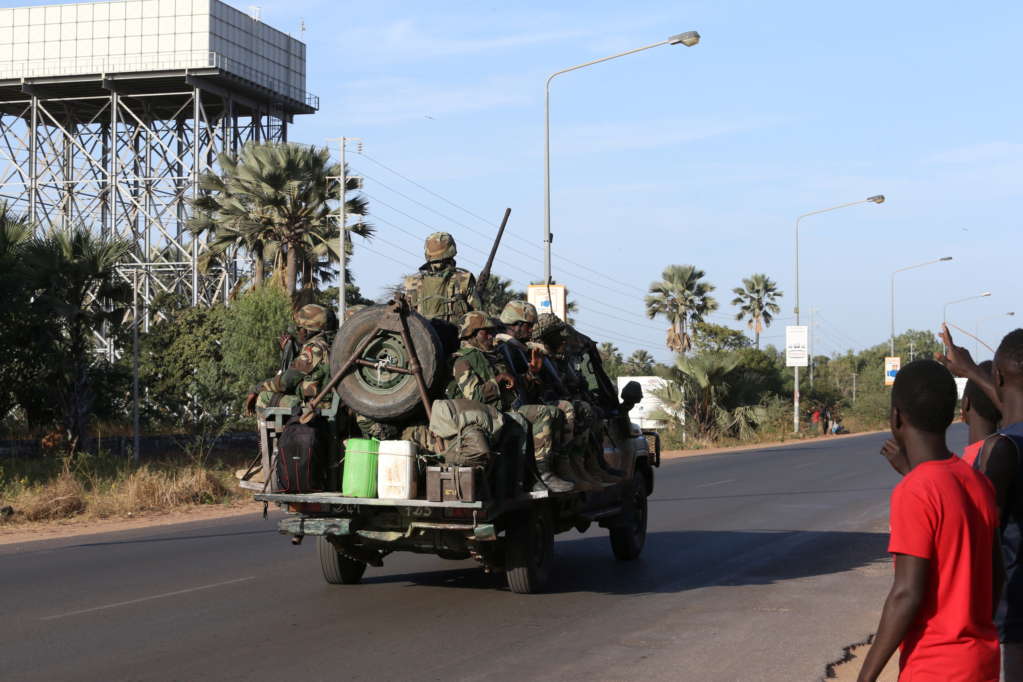 القوات الإفريقية فى أحد شوارع جامبيا