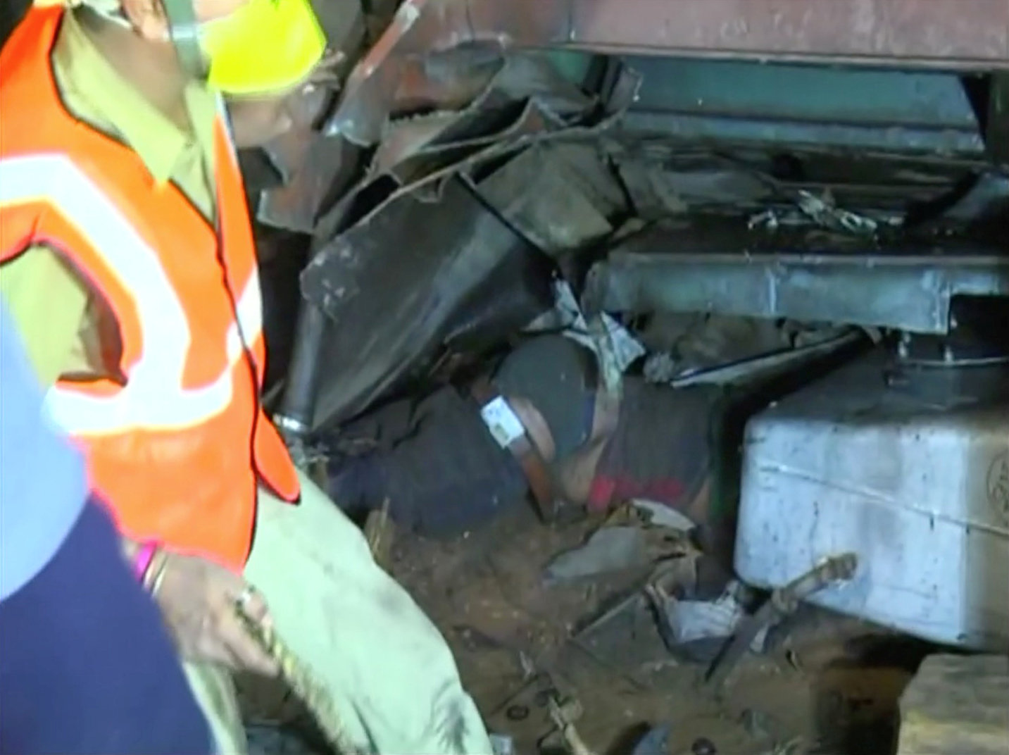 جثمان أحد الضحايا أسفل حطام قطار حيراخند السريع الهندى- رويترز