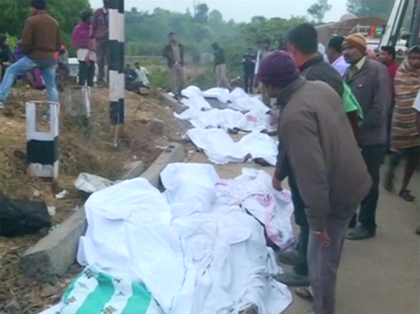 جثث ضحايا القطار مغطاه بأقمشة بيضاء على جانب الطريق - رويترز